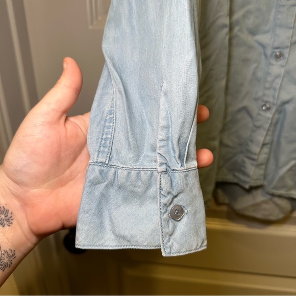 Zac & Rachel Light Wash Chambray Cold Shoulder Button Up Blouse S - Picture 6 of 10